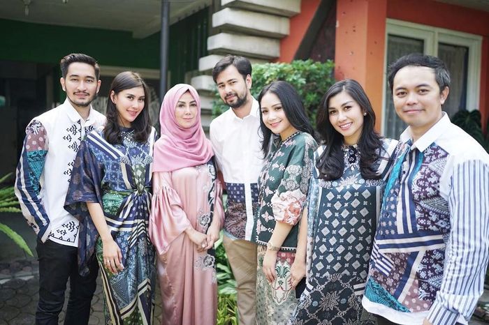 Mama Amy bersama anak dan menantunya