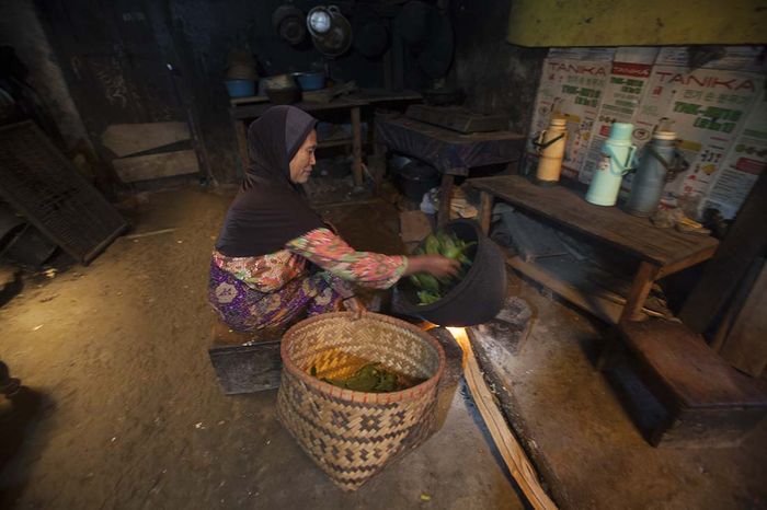 Kegiatan warga Slawi membuat teh menggunakan wadah tembikar atau paso.