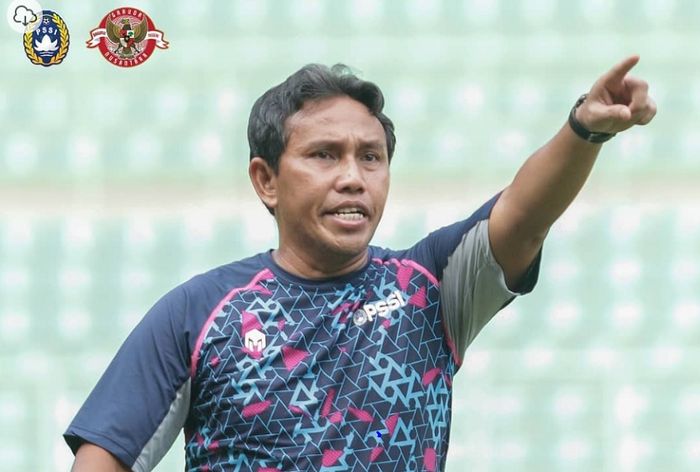Pelatih Timnas U-16 Indonesia Bima Sakti memimpin latihan pasukannya.