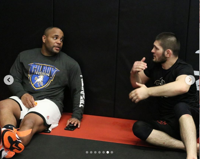 Daniel Cormier (kiri) dan Khabib Nurmagomedov (kanan) tengah berdiskusi tentang latihan selama di American Kickboxing Academy.