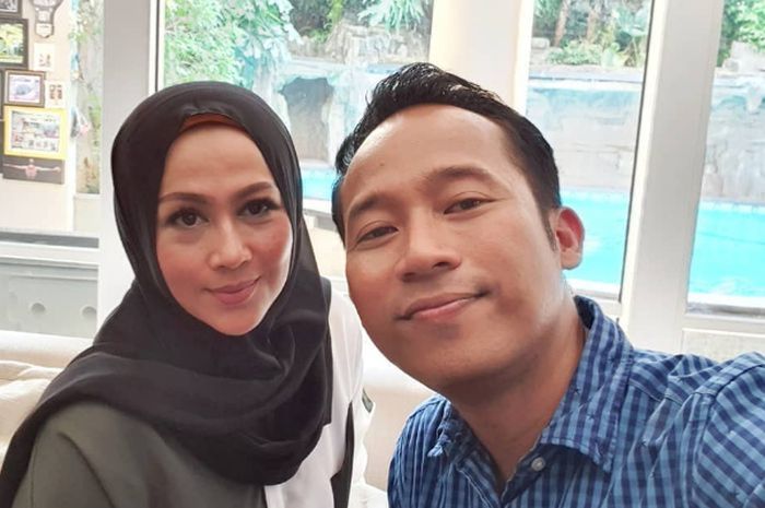 Perayaan Ulang Tahun Sang Ibu Terhalang Covid-19, Keluarga Denny Cagur Atasi dengan Berikan Kado Ulang Tahun Perhiasan Emas dan Tas Mewah Pada Mama Eny!