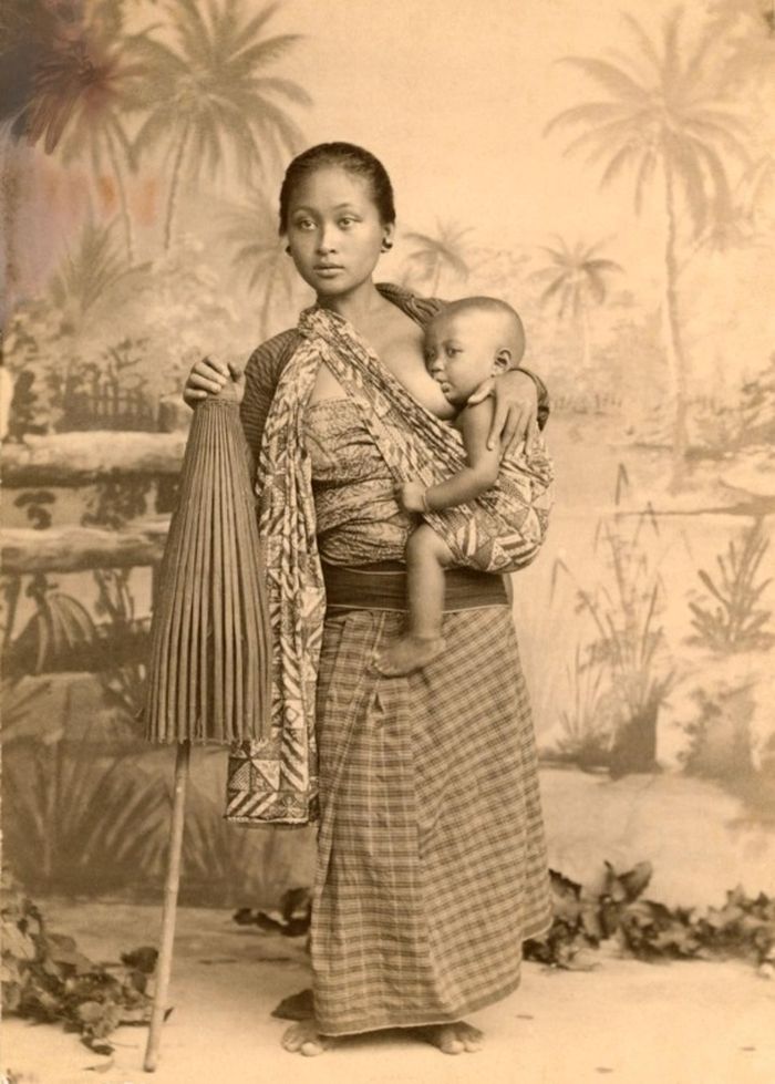 Seorang ibu Jawa merawat anaknya di Indonesia. Scidmore sering menangkap gambar wanita dan anak-anak saat bepergian ke seluruh Asia. Fotografi oleh Eliza.R.Scidmore, Koleksi Gambar Nat Geo