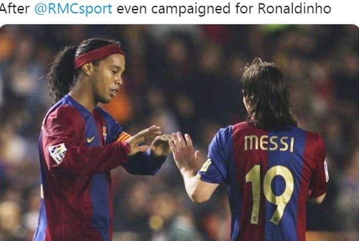 Ronaldinho dan Lionel Messi beraksi dalam balutan seragam Barcelona.