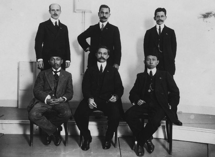 Indische Partij di Den Haag, Belanda, 1913. Duduk dari kiri: Tjipto Mangoenkoesoemo, E.F.E. Douwes Dekker, dan R.M. Soewardi Soerjaningrat. Berdiri dari kiri: F. Berding, G.L. Topée, dan J. Vermaesen.