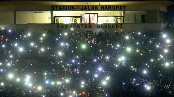 Lampu stadion padam di Stadion Si Jalak Harupat, Bandung, Jawa Barat (4/4/2015)