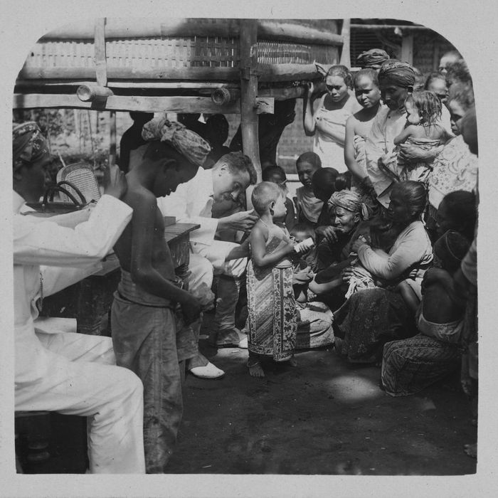 Dokter Eropa dan Jawa bertugas bersama dalam vaksinasi di sebuah desa di Jawa.