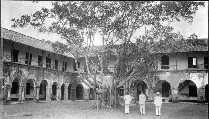 Rumah sakit karantina haji di Pulau Onrust, Teluk Jakarta. Jamaah haji pernah dianggap sebagai penyebar penyakit pes, sehingga dibangunlah karantina haji ini pada 1911. Belakangan,  ternyata pagebluk pes diakibatkan oleh tikus-tikus yang terbawa impor beras dari Myanmar.