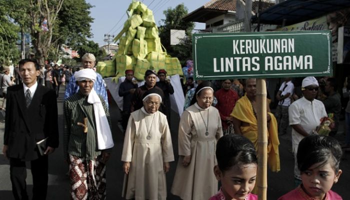 Pawai lebaran ketupat diikuti oleh beberapa pemuka agama mengiring gunungan ketupat pada ritual budaya lebaran ketupat di Jalan Pandeyan, Umbulharjo, Yogyakarta, 26 Juli 2015. Rombongan pemuka agama ini melambangkan kerukunan antar umat beragama. 