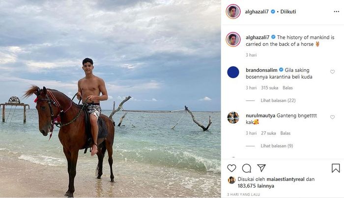 Al Ghazali pamer foto bertelanjang dada.