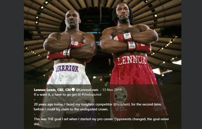 Evander Holyfield (kanan) dan Lennox Lewis (kiri). 