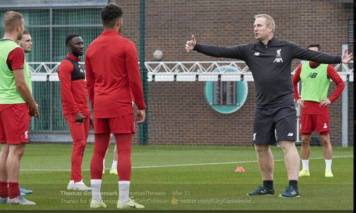 Thomas Gronnemark saat memberikan materi latihan pemain Liverpool.