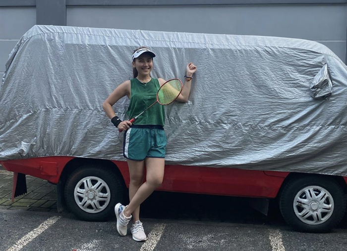 Ayu Ting Ting berpose di area parkir rumahnya di kawasan Depok, Jawa Barat.