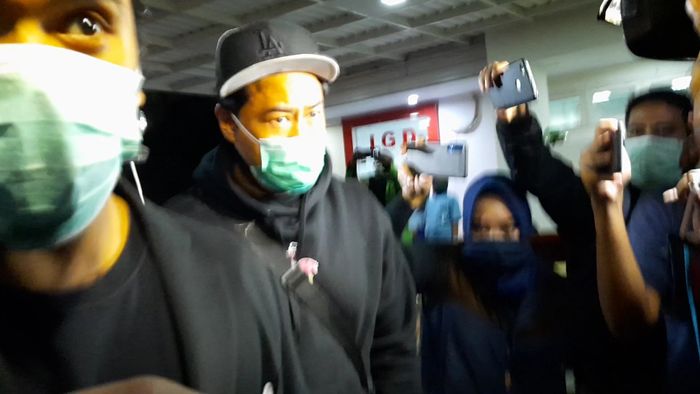 Komika Pandji Pragiwaksono terlihat hadir di rumah sakit Setia Mitra, Fatmawati, Jakarta Selatan, Rabu (8/4/2020) malam.