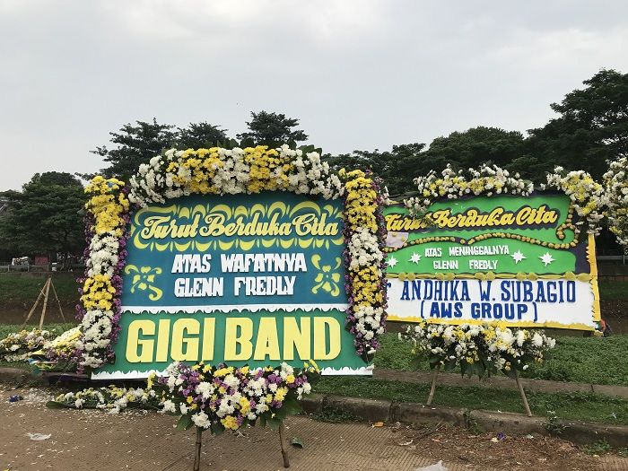 Karangan bunga untuk Glenn Fredly.