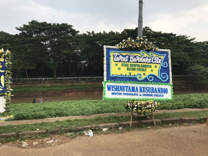 Karangan bunga untuk Glenn Fredly.
