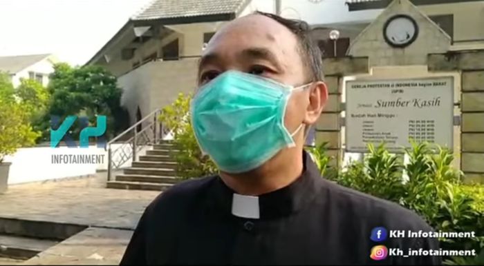 Pendeta yang memimpin prosesi pemakaman Glenn Fredly