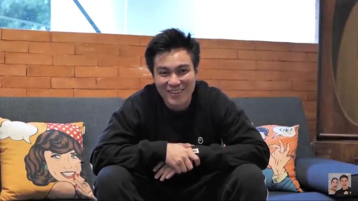 Baim Wong menceritakan momen ketika bersama Glenn Fredly, dipantau&nbsp;Grid.ID&nbsp;melalui kanal YouTube Baim Paula, Jumat (10/4/2020).