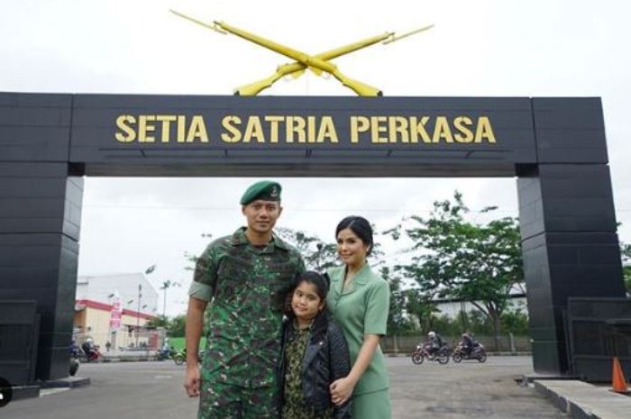 Annisa Pohan dan keluarganya