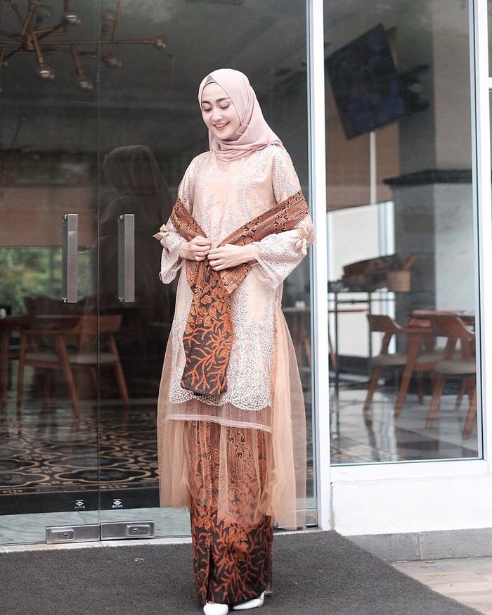 Tunik hijab kondangan ala Sitti Ashari