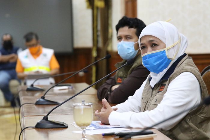  Gubernur Jawa Timur Khofifah Indar Parawansa akan melakukan evaluasi dan koordinasi ulang bersama jajaran forkopimda setelah adanya lonjakan kasus positif Covid-19 di Surabaya.