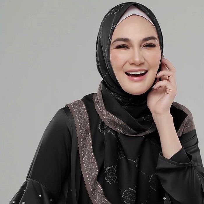 Tampilan Luna Maya Berhijab