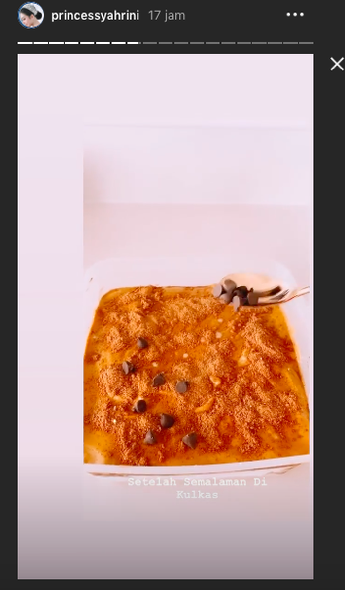 Syahrini menaburkan butiran cokelat di atas dagolna cake yang dibuatnya