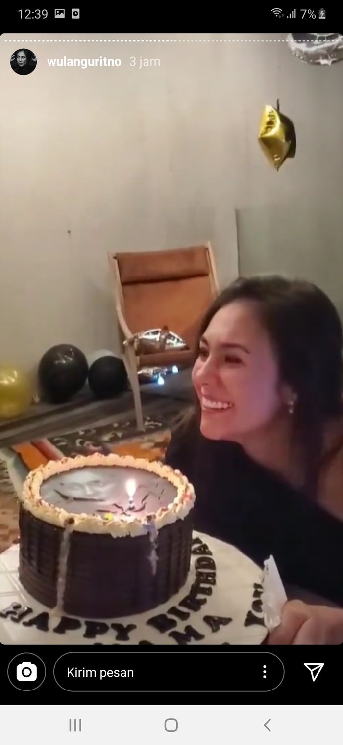 Kejutan kue ulang tahun dari keluarga Wulan Guritno.
