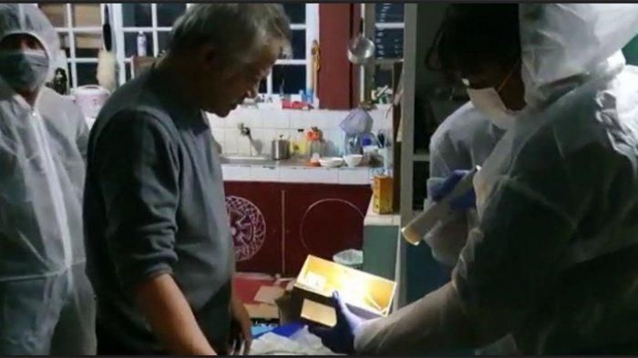 Tiga Petugas Menggunakan Pakaian Hazmat Tampak Menggeledah Sebuah Ruangan yang ada Tio Pakusadewo. Disana temukan alat yang diduga alat hisap Sabu.