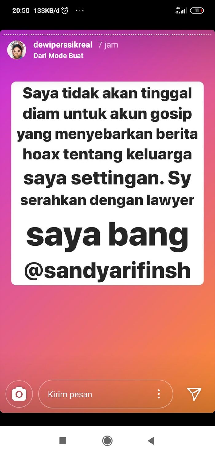 Dewi Perssik siap menempuh jalur hukum terhadap akun gosip yang menyebut jika masalah keluarganya hanya settingan semata.