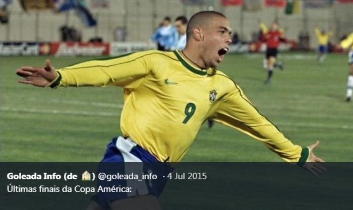 Ronaldo Luis Nazario  saat membela timnas Brasil pada Copa America 1999.