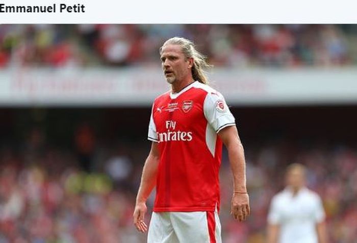 Ekspresi Emmanuel Petit saat beraksi untuk Arsenal.