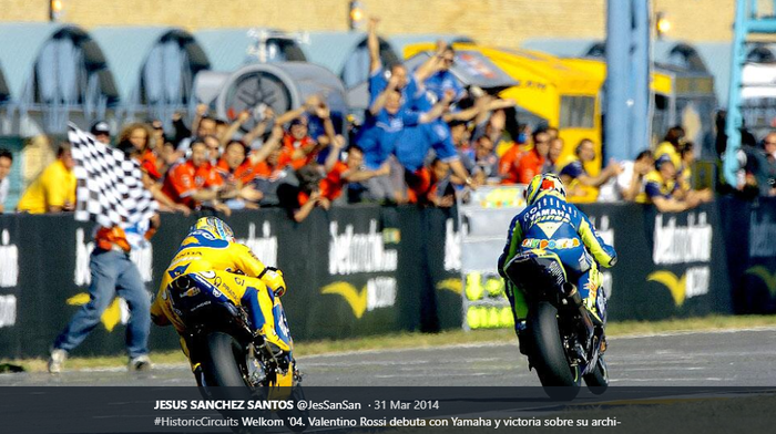 Detik-detik kemenagan pembalap Gauloises Fortuna Yamaha, Valentino Rossi (kanan), dalam balapan MotoGP Afrika di Sirkuit Phakisa Freeway, Welkom, Afrika Selatan, 18 April 2004.