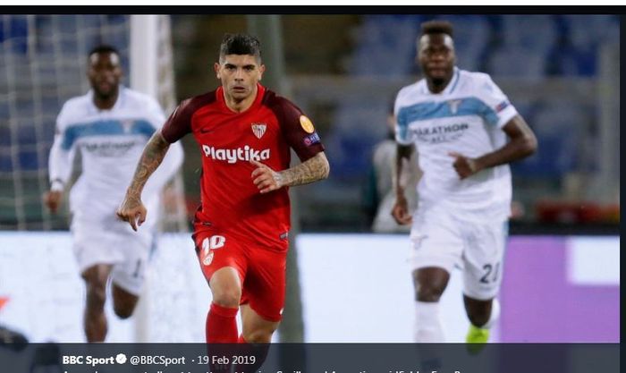 Ever Banega beraksi membela Sevilla.