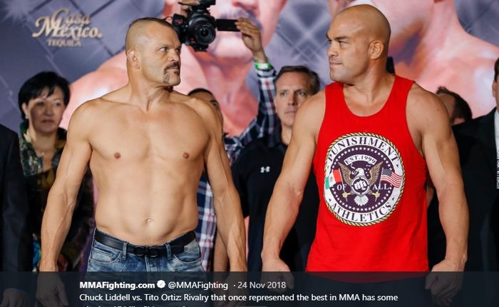 Atlet MMA, Tito Ortiz (kanan), ketika melakoni sesi timbang badan menjelang pertandingan melawan Chuck Liddel (kiri) pada November 2018 .