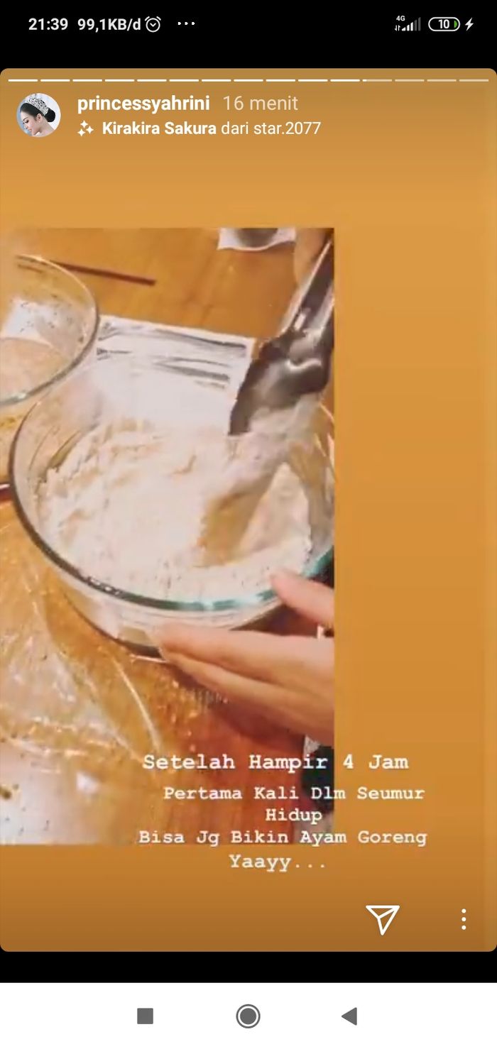 Syahrini memasak ayam goreng.