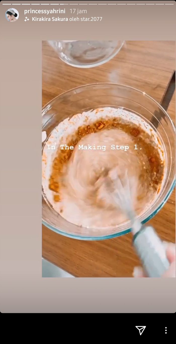 Di bulan Ramadhan 2020 ini, penyanyi Syahrini menyalurkan hobi baru yang dilakukannya bersama suami, Reino Barack. 