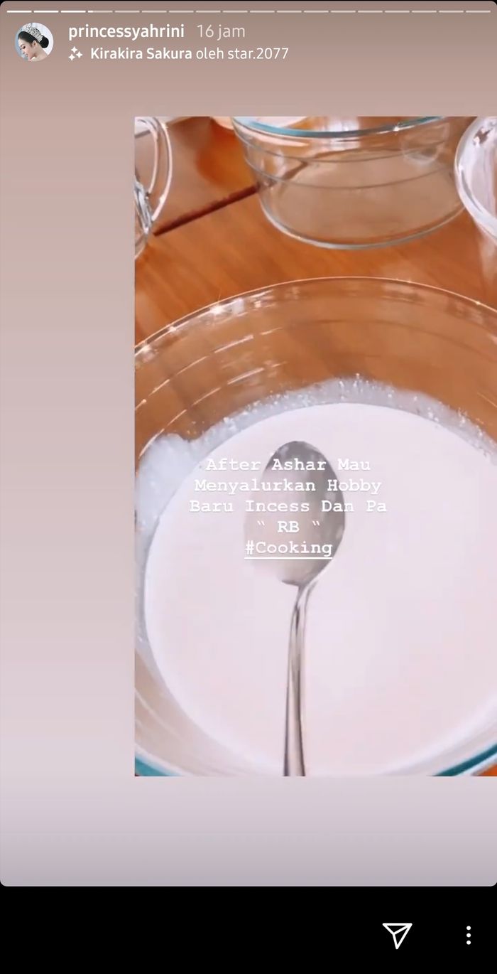 Di bulan Ramadhan 2020 ini, penyanyi Syahrini menyalurkan hobi baru yang dilakukannya bersama suami, Reino Barack.