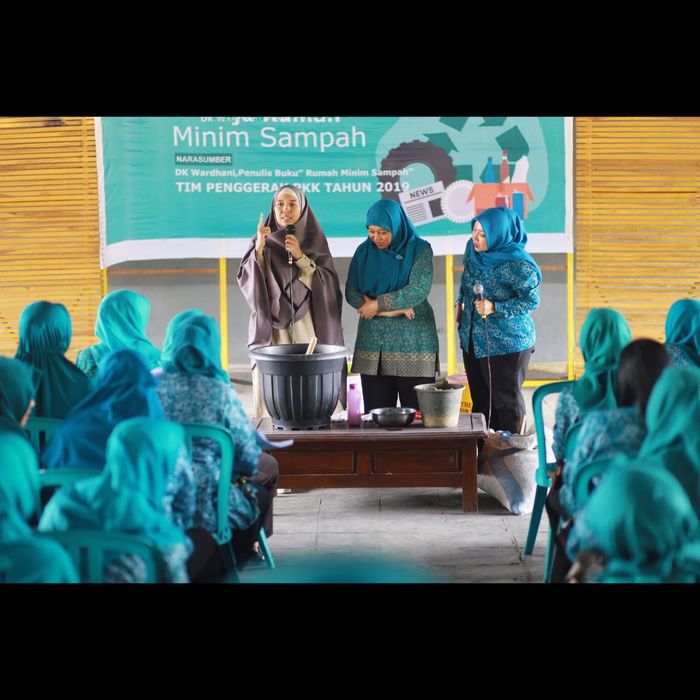 Dini saat menjadi Pemateri kader lingkungan Kota Kediri