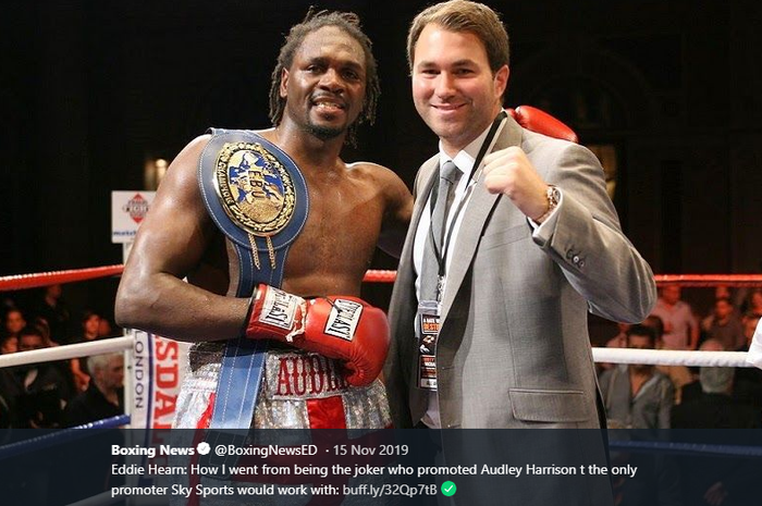 Petinju asal Inggris, Audley Harrison (kiri) saat berfoto bersama promotor tinju dari Matchroom, Eddie Hearn (kanan)