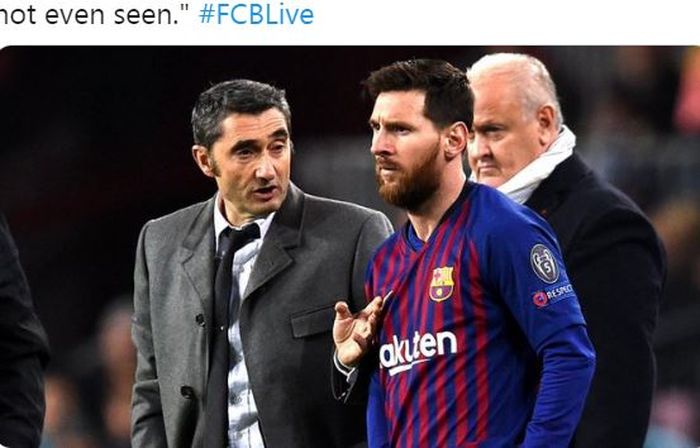 Pelatih Barcelona, Ernesto Valverde, berbicara kepada Lionel Messi.