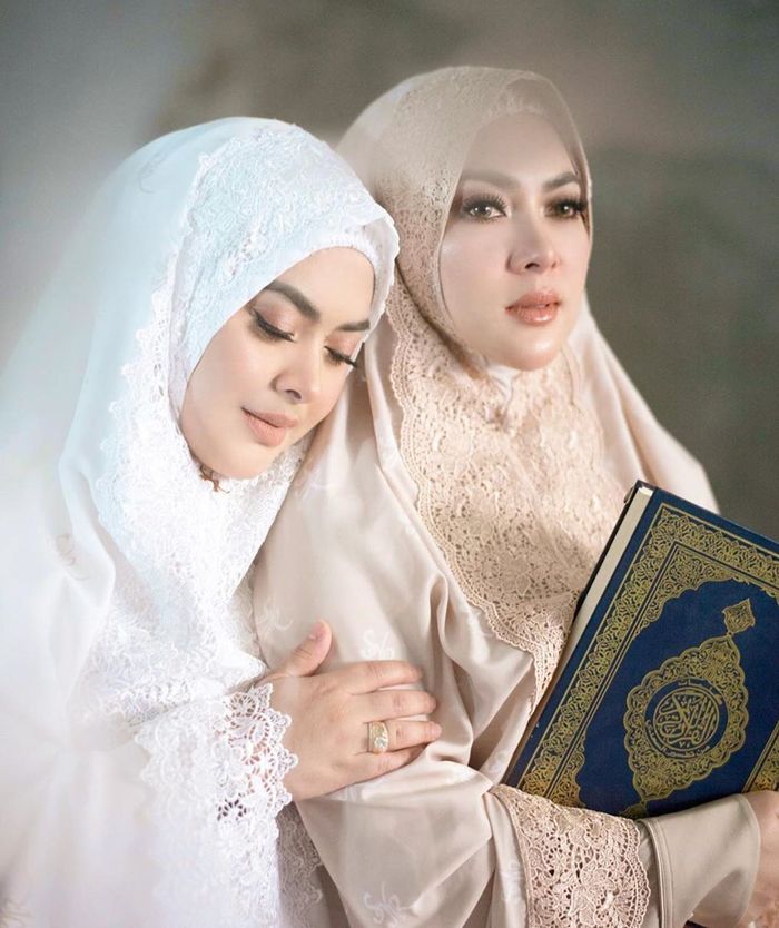 Penampilan Syahrini yang tetap cetar membahana kenakan mukena mewah seharga jutaan rupiah berhiaskan kristal dan emas 24 karat