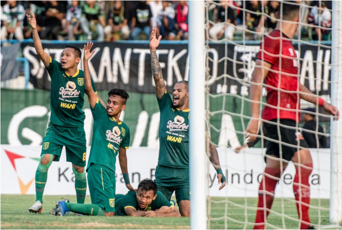 Arif Satria yang terkapar setelah mencetak gol ke gawang Madura United dikerubuti para pemain Persebaya di Stadion Gelora Bangkalan pada ajang Piala Gubernur 2020, 15 Februari 2020.