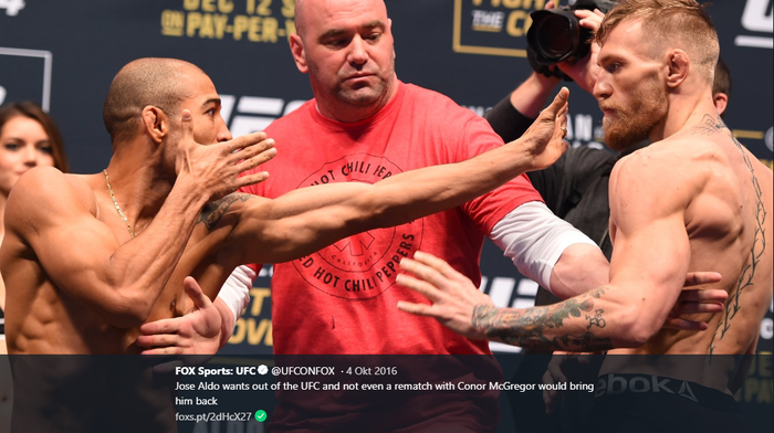 Jose Aldo (kiri) dan Conor McGregor (kanan) tengah terlibat stare down. 