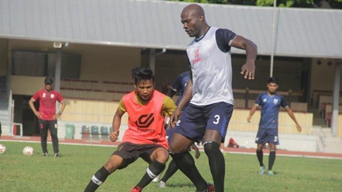 Kapten Persis Solo, Bruno Casimir, mengaku belum menerima surat pemecatan dirinya.