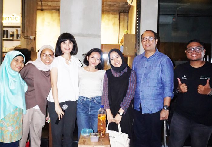 Bertatap muka dengan teman-teman komunitas online Zero Waste Indonesia di Jakarta. Mereka menonton bersama film Pulau Plastik dan mengundang pembicara dari sisi konsumen, pemerintah, media, dan komunitas.
