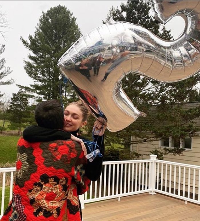 Unggahan Instagram Gigi Hadid Pada Ulang Tahunnya Yang ke 25
