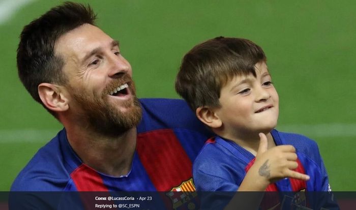 Megabintang Barcelona, Lionel Messi tampak bersama dengan putra tertuanya, Thiago.