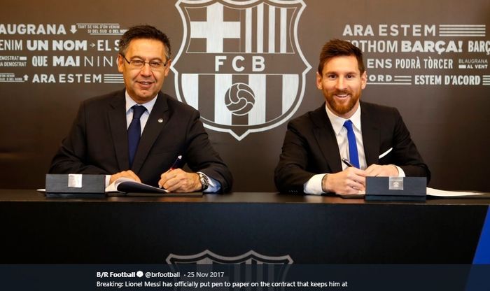 Presiden Barcelona, Josep Maria Bartomeu, duduk bersebelahan dengan Lionel Messi yang menandatangani kontrak baru pada November 2017.