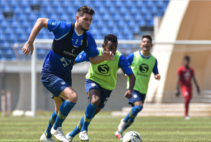 Bek tengah Persib Bandung, Nick Kupers, saat tim melakukan latihan.