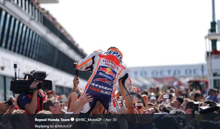 Pembalap Repsol Honda, Marc Marquez, merayakan kemenangan bersama timnya pada balapan MotoGP San Marino di Sirkuit Misano, Italia, 15 September 2019.